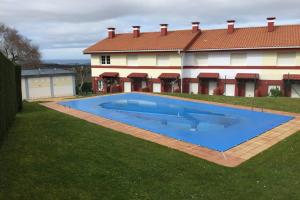 Bazén v ubytování Chalet en el Alto de La Hayuela-Udías nebo v jeho okolí