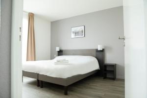 מיטה או מיטות בחדר ב-Aparthotel Adagio Access Orléans