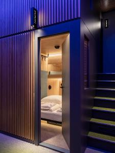 una camera con porta che conduce a una camera da letto di CAB20 ad Amburgo