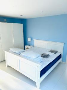 Postel nebo postele na pokoji v ubytování Stunning Lux Waterfront Villa Private Beach - Dock