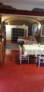 - un salon avec une table et un canapé dans l'établissement Marameo b&b, à Caorso
