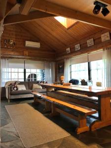 ein großes Wohnzimmer mit einem großen Holztisch in der Unterkunft Liirakka Levi in Levi