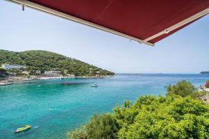 Boutique & Beach Hotel Villa Wolff في دوبروفنيك: اطلالة على خليج فيه قوارب في الماء +34 صورة