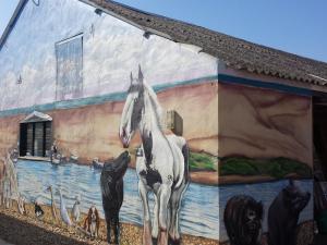 mural konia na boku budynku w obiekcie Jurassic Apartments w mieście Weymouth