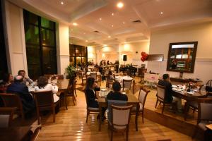 Um restaurante ou outro lugar para comer em Marques Plaza Hotel