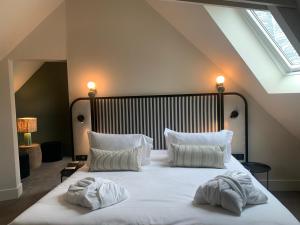 Cama ou camas em um quarto em Le Celtique & Spa