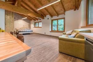 salon z kanapą i stołem w obiekcie Casa al mulino w mieście Tenno