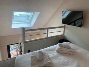 Cama ou camas em um quarto em Le Celtique & Spa