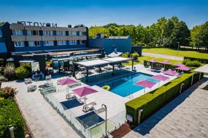  Elle offre une vue aérienne sur un hôtel doté d'une piscine. dans l'établissement Novotel Orléans Saint Jean de Braye, à Saint-Jean-de-Braye