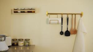 una cucina con bancone e utensili appesi al muro di בין האלונים a H̱arashim