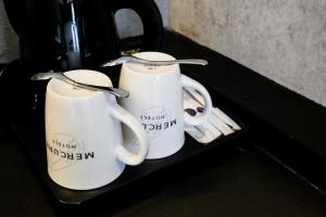 Mercure Surabaya Manyar的咖啡和沏茶工具