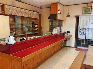 eine Küche mit einer langen Theke in einem Restaurant in der Unterkunft 新富 in Bise
