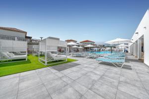 Broncemar Beach Suites内部或周边的泳池