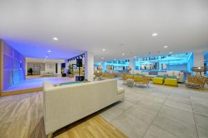 Broncemar Beach Suites的休息区