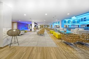 Broncemar Beach Suites的休息区