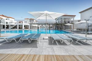 Broncemar Beach Suites内部或周边的泳池