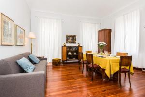 salon z kanapą i stołem z krzesłami w obiekcie Una Terrazza nei pressi del Po by Wonderful Italy w Turynie