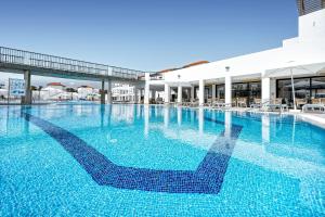 Broncemar Beach Suites内部或周边的泳池