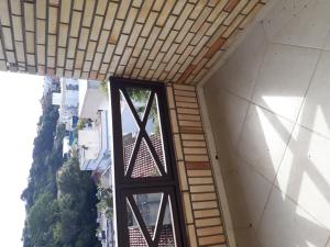 vistas desde la parte superior de un edificio con ventana en Casa de Pedra - 14 pessoas - Bombinhas IMB2, en Bombinhas
