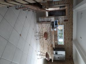 cocina con pared de azulejos en una habitación en Casa de Pedra - 14 pessoas - Bombinhas IMB2, en Bombinhas