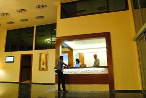un hombre parado frente a un mostrador en un edificio en Malahit Exclusive City Hotel en Fethiye