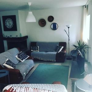 sala de estar con 2 sofás y sofá en Domaine des Pins en Cast