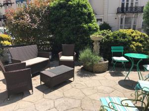 un patio con tavolo e sedie di Highlea Guest House a Weston-super-Mare