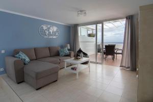 a living room with a couch and a table at Maximilian House-Duplex vista al mar en complejo con piscina in Puerto del Carmen