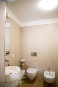 Gallery image of LE RONDINI - Courtyard apartment with balcony & terrace in Lesa