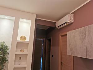 una habitación con aire acondicionado en el techo en TORINO VACANCY 3 - Elegant & Romantic house with a view of Piazza Vittorio/Gran Madre, en Turín 9 fotos más