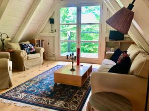 ein Wohnzimmer mit einem Sofa und einem Couchtisch in der Unterkunft Ängaröds Gård in Ljungbyhed