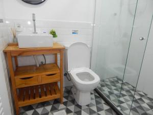 a bathroom with a toilet and a sink and a shower at Varandas da Praia do Forte - Apartamento frente ao Mar in Cabo Frio +35 photos