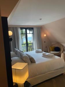 Cama ou camas em um quarto em Le Celtique & Spa