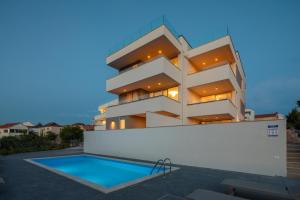Bazén v ubytování Apartment Alegria in Okrug with heated Pool, Sea view, Jacuzzi, Wifi nebo v jeho okolí