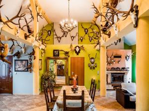 una sala da pranzo con tavolo e corna alle pareti di Oaza spokoju a Lednogóra