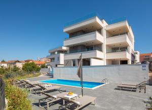Bazén v ubytování Apartment Alegria in Okrug with heated Pool, Sea view, Jacuzzi, Wifi nebo v jeho okolí