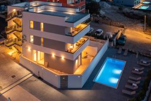 Bazén v ubytování Apartment Alegria in Okrug with heated Pool, Sea view, Jacuzzi, Wifi nebo v jeho okolí