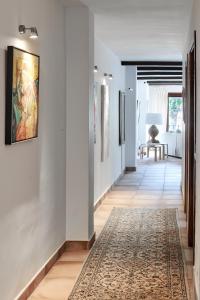 un corridoio con pareti bianche e un tappeto di Balcon de Europa a Nerja