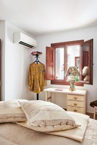sypialnia z łóżkiem, biurkiem i oknem w obiekcie Balcon de Europa w mieście Nerja