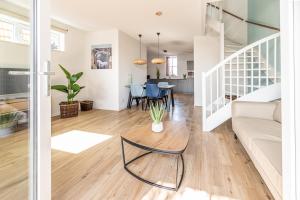 ein Wohnzimmer mit Sofa und Tisch in der Unterkunft Boutique resort Schaardijk vakantieappartement in Scharendijke + 12 Fotos