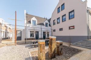ein Gebäude mit einem Picknicktisch vor einem Gebäude in der Unterkunft Boutique resort Schaardijk vakantieappartement in Scharendijke