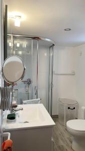 bagno con lavandino, specchio e servizi igienici di My Grandmas A casa das avós a Vale de Figueira