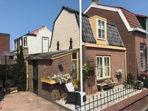 uma casa com uma cadeira em frente em Huisje De Koning em Zandvoort
