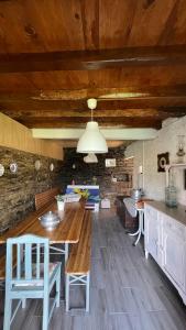 una cucina con un grande tavolo in legno e sedie di My Grandmas A casa das avós a Vale de Figueira