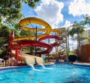 A piscina localizada em GOLDEN DOLPHIN Resort - Grand & Express - Caldas Novas - COM TV A CABO - Aguas Termais ou nos arredores