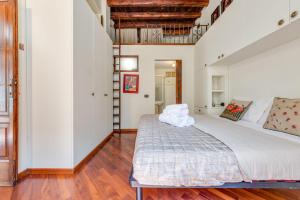 een slaapkamer met een groot bed in een kamer bij Easylife - Classic Flat in Corso Como in Milaan