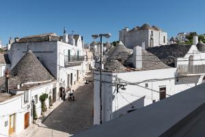 vista su una città con edifici e tetti bianchi di Quercus ad Alberobello