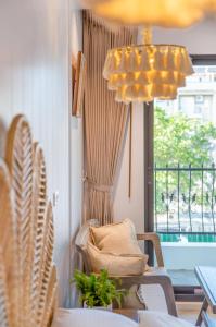salon z krzesłem i oknem w obiekcie Olivia Boutique Hotel w mieście Sanxing