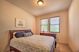 - une chambre avec un lit et 2 fenêtres dans l'établissement Sunny Show Low Home Deck, BBQ and Golf Course Views, à Show Low