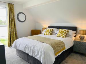 Ένα ή περισσότερα κρεβάτια σε δωμάτιο στο Lakehouse, 36 Isis Lake